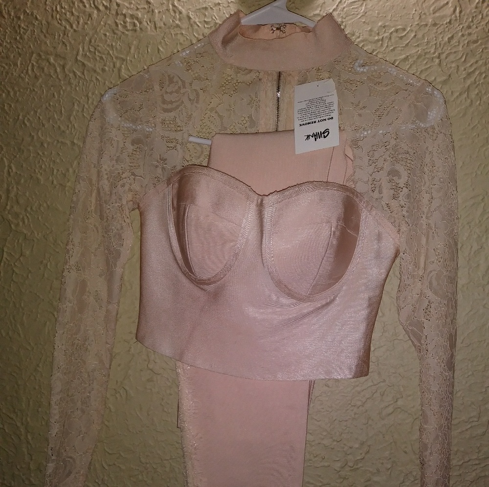 Woman's outfit - Picture 1 of 2